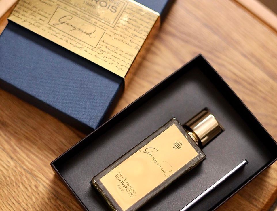 Парфуми для зрілих жінок: витонченість та стиль у кожній ноті